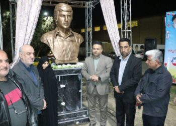 رو نمایی از سردیس شهید انقلاب داریوش محمدی