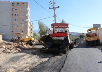 آغاز عملیات زیر سازی و روکش آسفالت منطقه پشت دفتر هواپیمایی