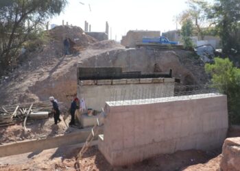 عملیات احداث پل ارتباطی منطقه ریل وی در حال اجرا می باشد