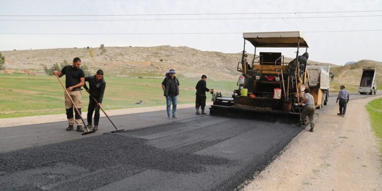 به همت شرکت بهره برداری نفت و گاز مسجد سلیمان در حال انجام است، بهسازی جاده ارتباطی مسجد سلیمان _ایذه