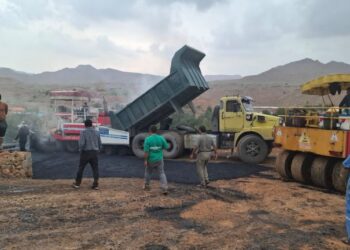 بازدید شهردار و اعضای شورای شهر مسجدسلیمان از روند اجرای آسفالت جاده فرودگاه و بخشی از معابر محله نصیر آباد