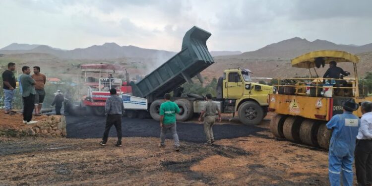 بازدید شهردار و اعضای شورای شهر مسجدسلیمان از روند اجرای آسفالت جاده فرودگاه و بخشی از معابر محله نصیر آباد