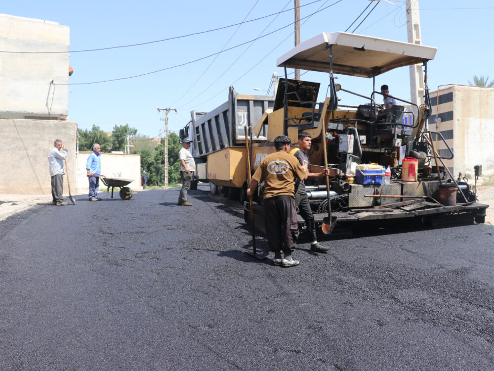 آغاز عملیات آسفالت منطقه کولرشاپ، پروژه های آسفالت شهرداری دوباره جان گرفت / بازدید میدانی اعضای شورای اسلامی شهر