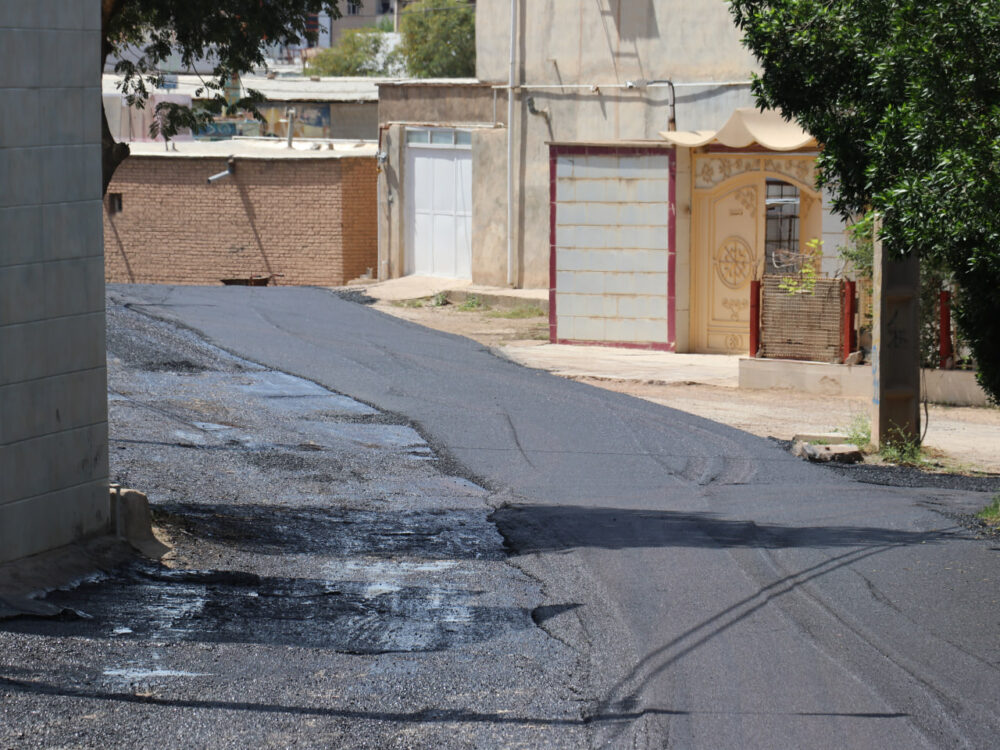 آغاز عملیات آسفالت منطقه کولرشاپ، پروژه های آسفالت شهرداری دوباره جان گرفت / بازدید میدانی اعضای شورای اسلامی شهر