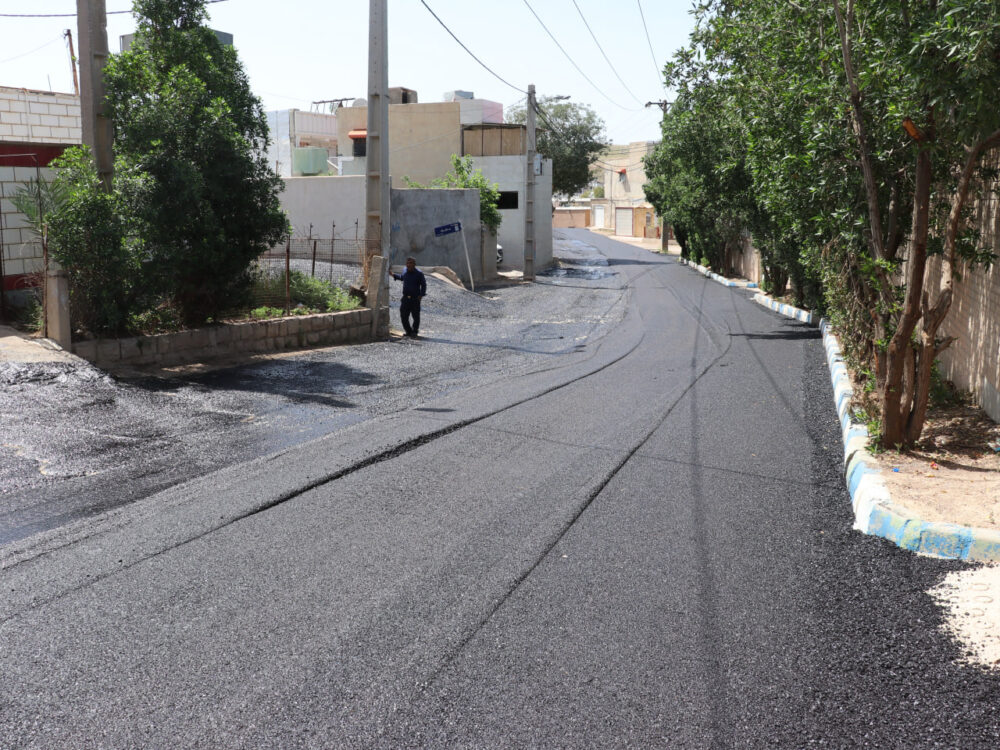 آغاز عملیات آسفالت منطقه کولرشاپ، پروژه های آسفالت شهرداری دوباره جان گرفت / بازدید میدانی اعضای شورای اسلامی شهر