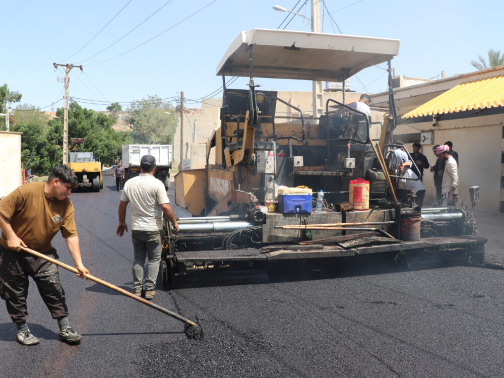 آغاز عملیات آسفالت منطقه کولرشاپ، پروژه های آسفالت شهرداری دوباره جان گرفت / بازدید میدانی اعضای شورای اسلامی شهر