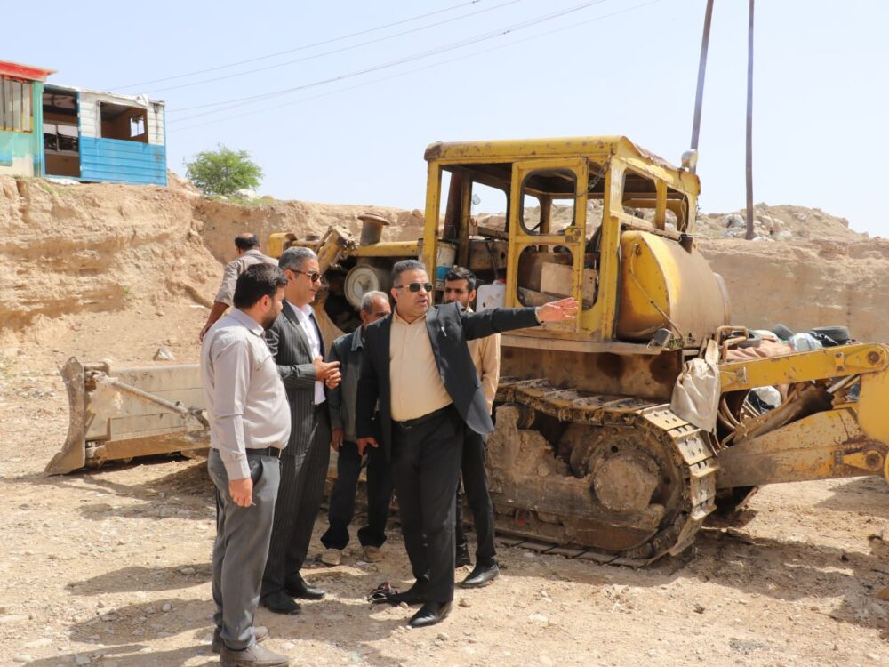 بازدید شهردار مسجدسلیمان از روند عملیات پاکسازی و نخاله‌برداری محله مالکریم / گامی نو در بهبود وضعیت زیست‌محیطی شهری