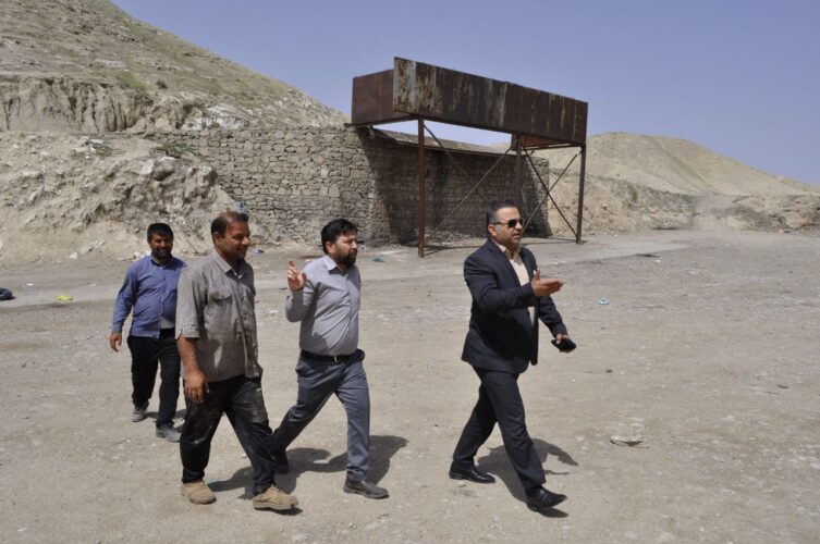 بازدید شهردار مسجدسلیمان از روند عملیات پاکسازی و نخاله‌برداری محله مالکریم / گامی نو در بهبود وضعیت زیست‌محیطی شهری