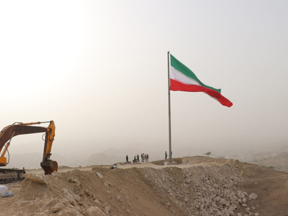 اهتزاز پرچم پرافتخار ایران بر بلندای مسجدسلیمان