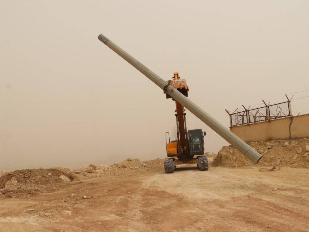 اهتزاز پرچم پرافتخار ایران بر بلندای مسجدسلیمان