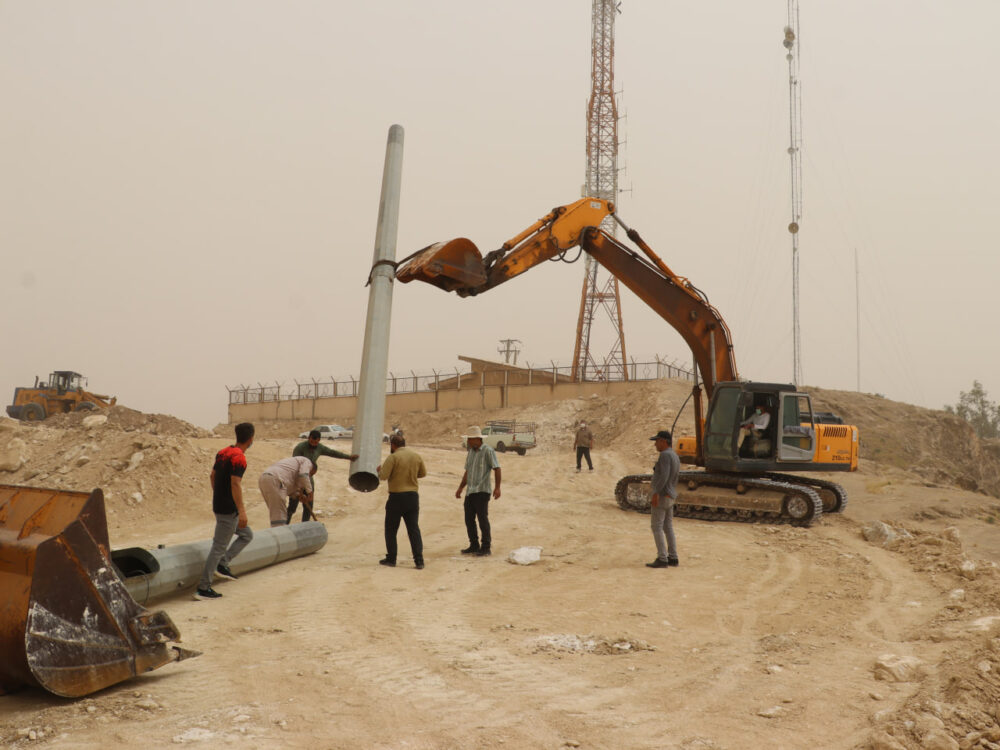 اهتزاز پرچم پرافتخار ایران بر بلندای مسجدسلیمان