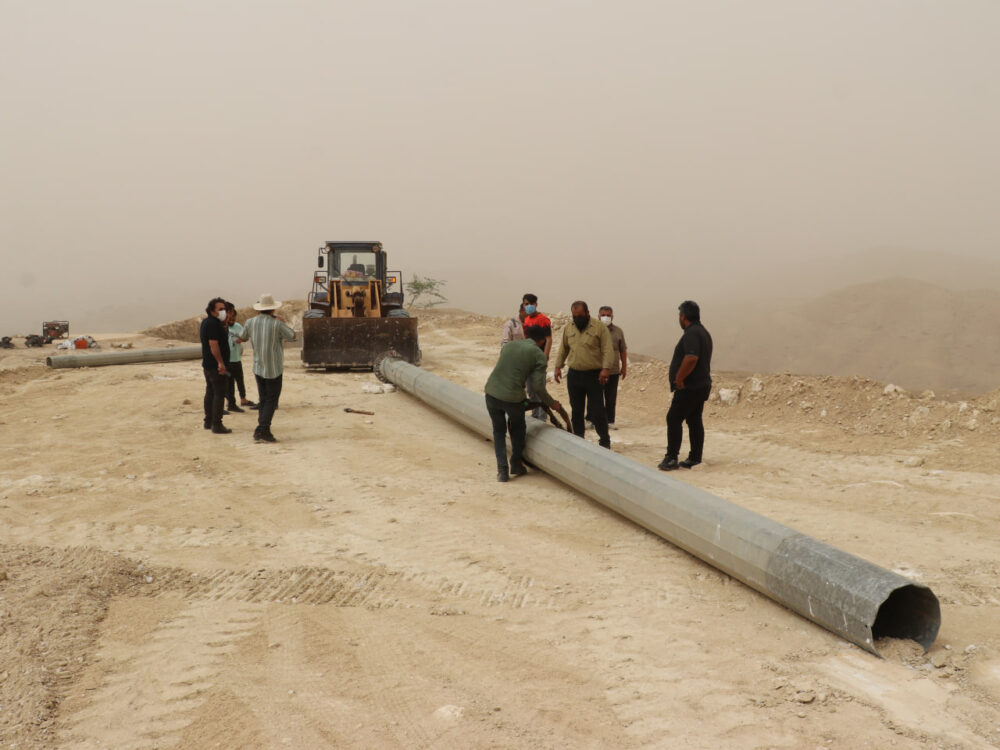 اهتزاز پرچم پرافتخار ایران بر بلندای مسجدسلیمان