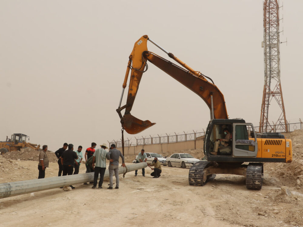 اهتزاز پرچم پرافتخار ایران بر بلندای مسجدسلیمان