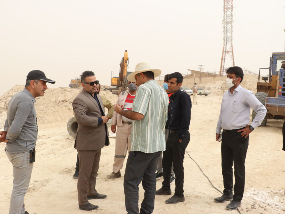 اهتزاز پرچم پرافتخار ایران بر بلندای مسجدسلیمان