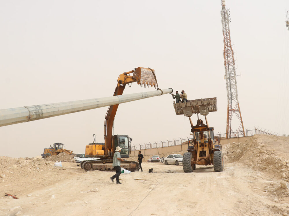 اهتزاز پرچم پرافتخار ایران بر بلندای مسجدسلیمان