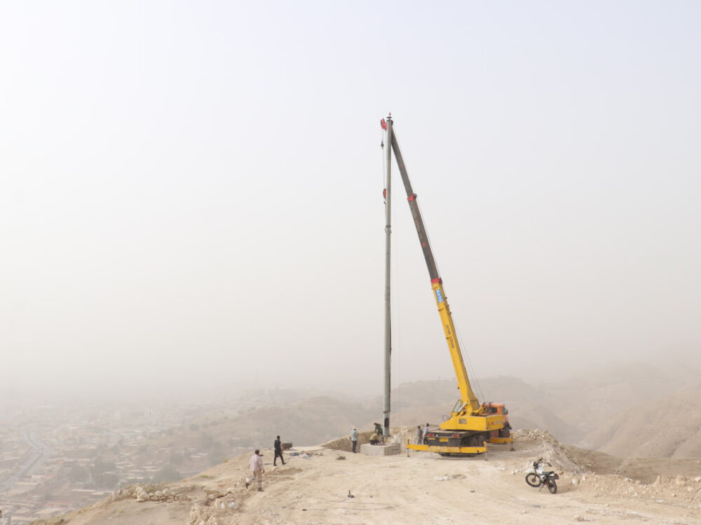 اهتزاز پرچم پرافتخار ایران بر بلندای مسجدسلیمان