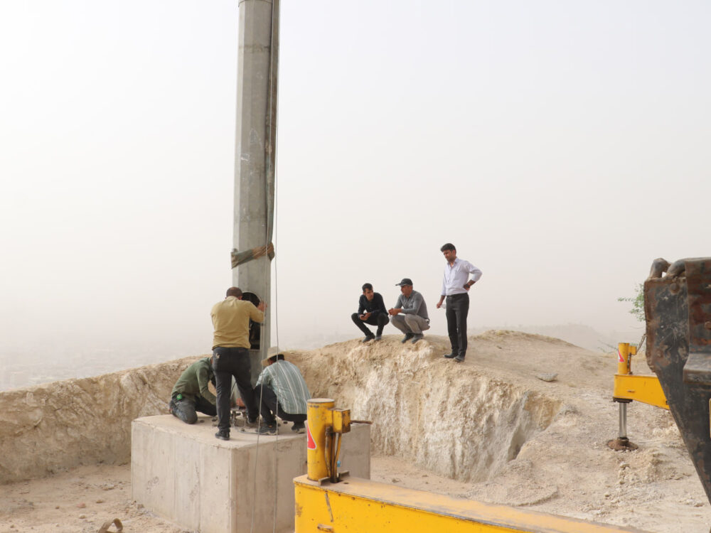 اهتزاز پرچم پرافتخار ایران بر بلندای مسجدسلیمان