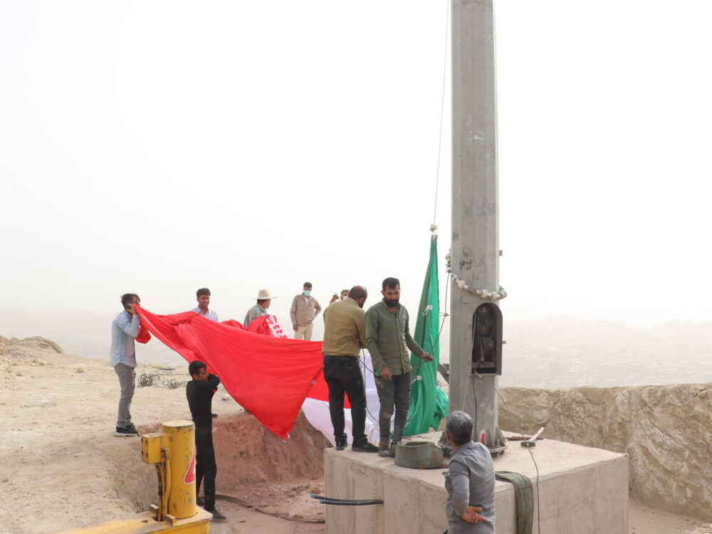اهتزاز پرچم پرافتخار ایران بر بلندای مسجدسلیمان