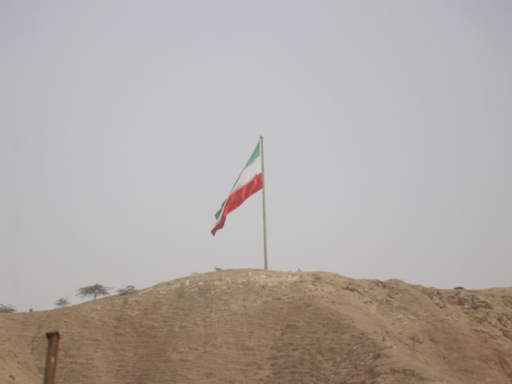 اهتزاز پرچم پرافتخار ایران بر بلندای مسجدسلیمان