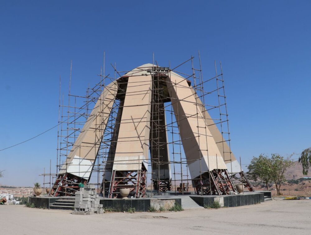آغاز عملیات بازسازی المان تپه شهدای گمنام منطقه نفتک مسجدسلیمان