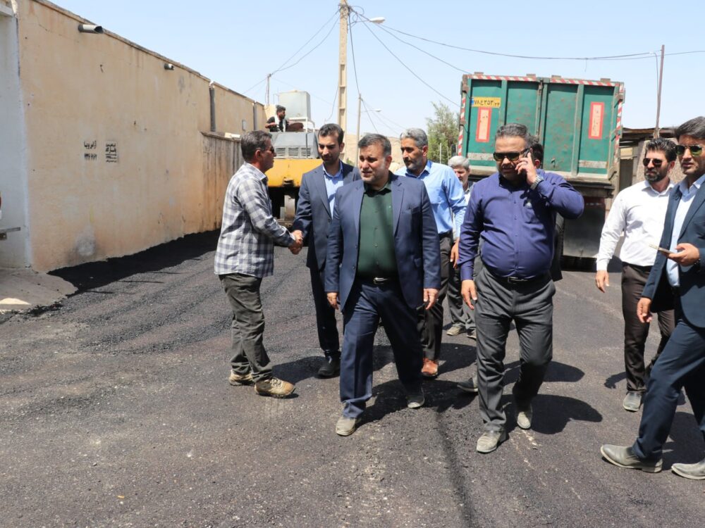 بازدید شهردار و فرماندار مسجدسلیمان از عملیات آسفالت منطقه کولرشاپ