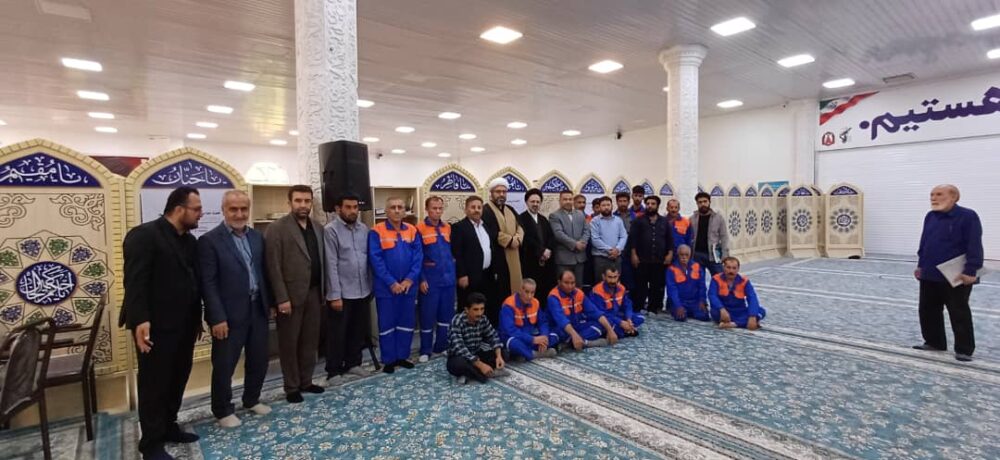 حضور شهردار و کارگران شهرداری مسجدسلیمان در نماز جمعه به مناسبت هفته کار و کارگر