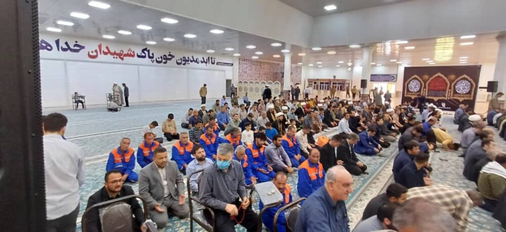 حضور شهردار و کارگران شهرداری مسجدسلیمان در نماز جمعه به مناسبت هفته کار و کارگر