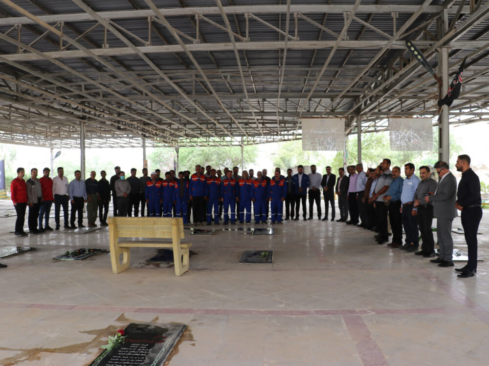 غبارروبی گلزار شهدا با حضور کارگران و مسئولان شهرداری مسجدسلیمان به مناسبت روز کارگر