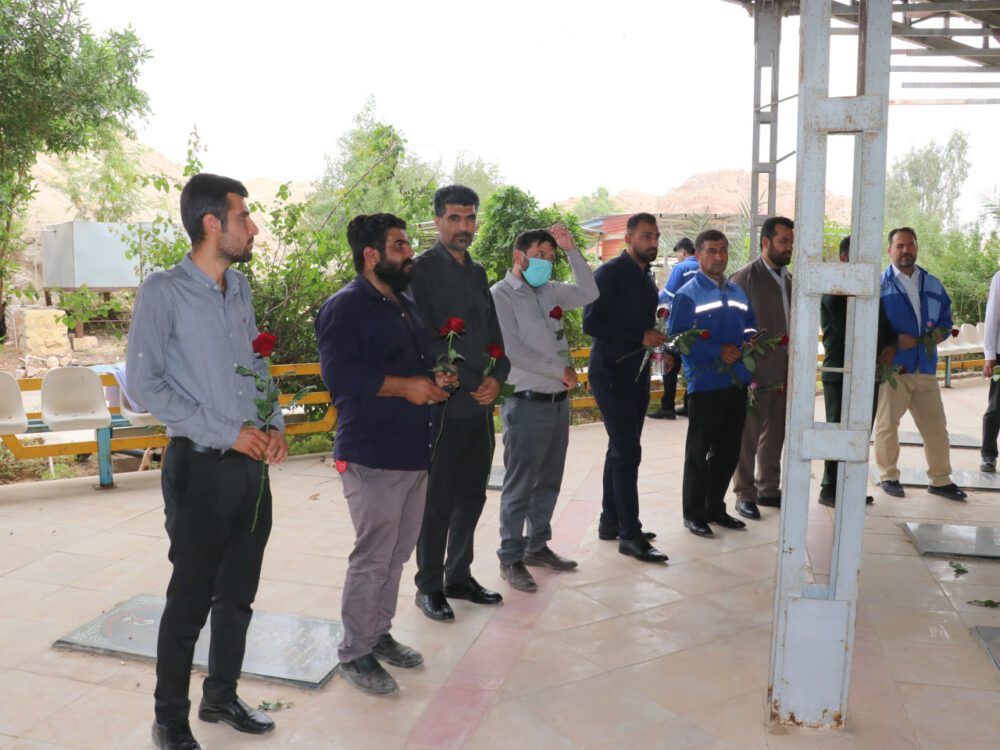 غبارروبی گلزار شهدا با حضور کارگران و مسئولان شهرداری مسجدسلیمان به مناسبت روز کارگر