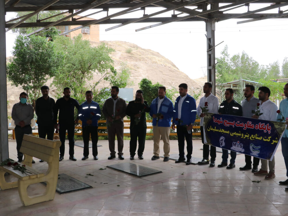 غبارروبی گلزار شهدا با حضور کارگران و مسئولان شهرداری مسجدسلیمان به مناسبت روز کارگر