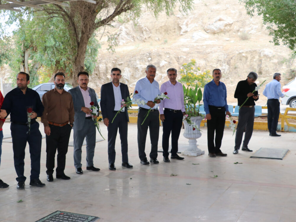 غبارروبی گلزار شهدا با حضور کارگران و مسئولان شهرداری مسجدسلیمان به مناسبت روز کارگر