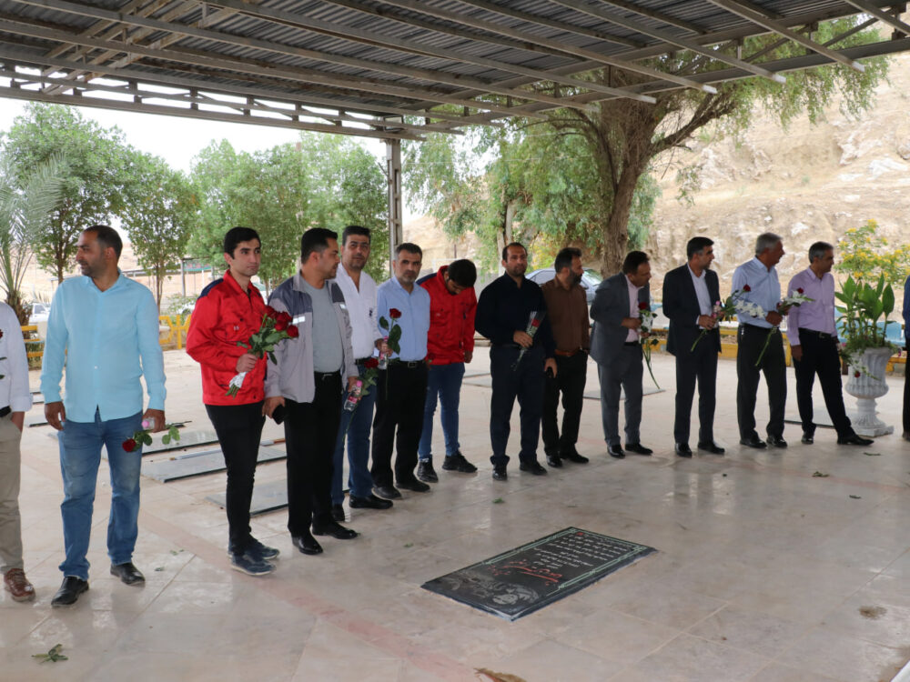 غبارروبی گلزار شهدا با حضور کارگران و مسئولان شهرداری مسجدسلیمان به مناسبت روز کارگر