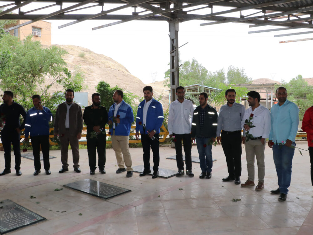 غبارروبی گلزار شهدا با حضور کارگران و مسئولان شهرداری مسجدسلیمان به مناسبت روز کارگر