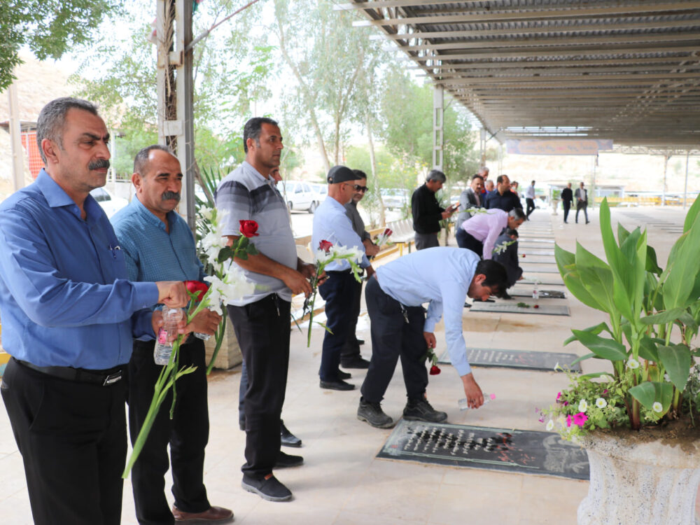 غبارروبی گلزار شهدا با حضور کارگران و مسئولان شهرداری مسجدسلیمان به مناسبت روز کارگر