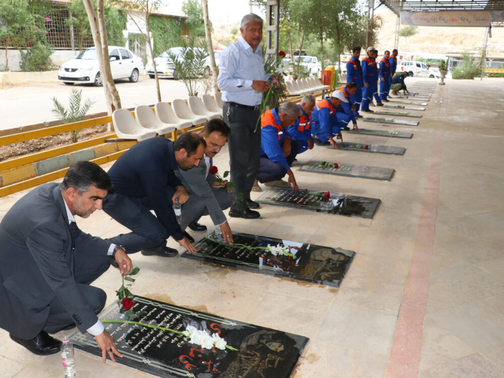 غبارروبی گلزار شهدا با حضور کارگران و مسئولان شهرداری مسجدسلیمان به مناسبت روز کارگر