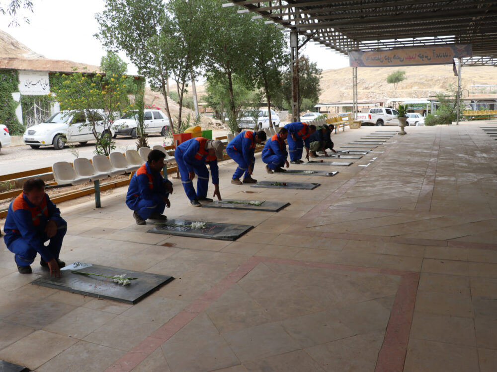 غبارروبی گلزار شهدا با حضور کارگران و مسئولان شهرداری مسجدسلیمان به مناسبت روز کارگر
