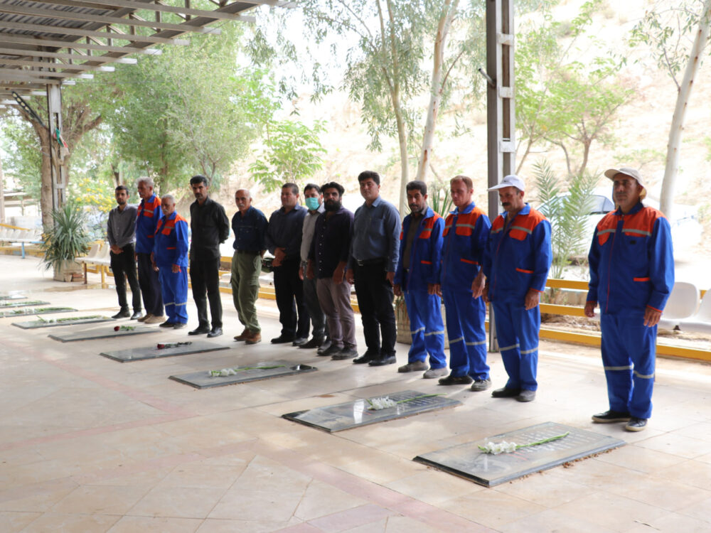 غبارروبی گلزار شهدا با حضور کارگران و مسئولان شهرداری مسجدسلیمان به مناسبت روز کارگر