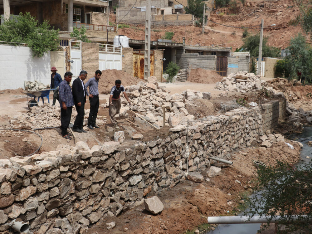 روند اجرای عملیات لایروبی و احداث دیوار حائل در محله نفتک با جدیت ادامه دارد