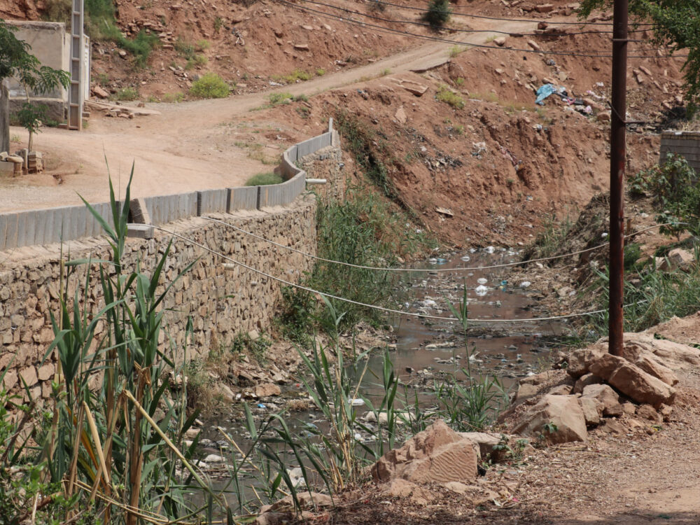 روند اجرای عملیات لایروبی و احداث دیوار حائل در محله نفتک با جدیت ادامه دارد