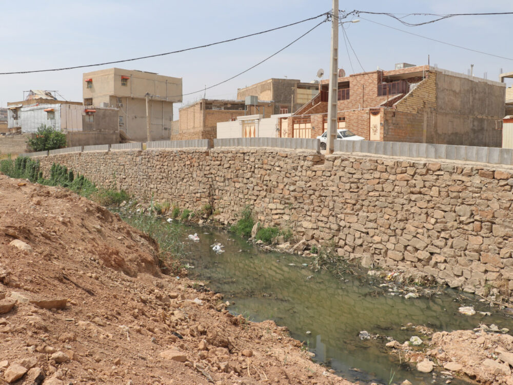 روند اجرای عملیات لایروبی و احداث دیوار حائل در محله نفتک با جدیت ادامه دارد