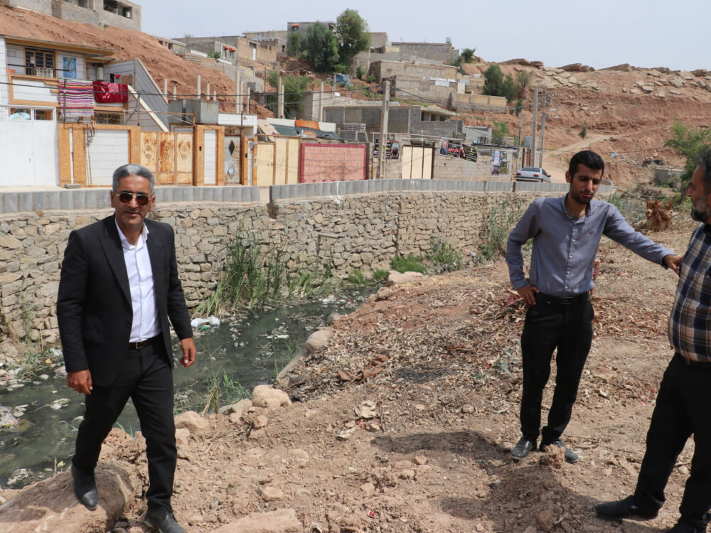 روند اجرای عملیات لایروبی و احداث دیوار حائل در محله نفتک با جدیت ادامه دارد