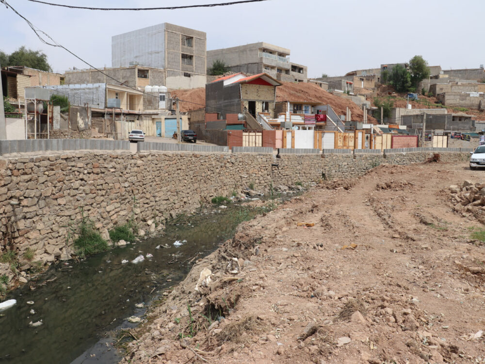 روند اجرای عملیات لایروبی و احداث دیوار حائل در محله نفتک با جدیت ادامه دارد