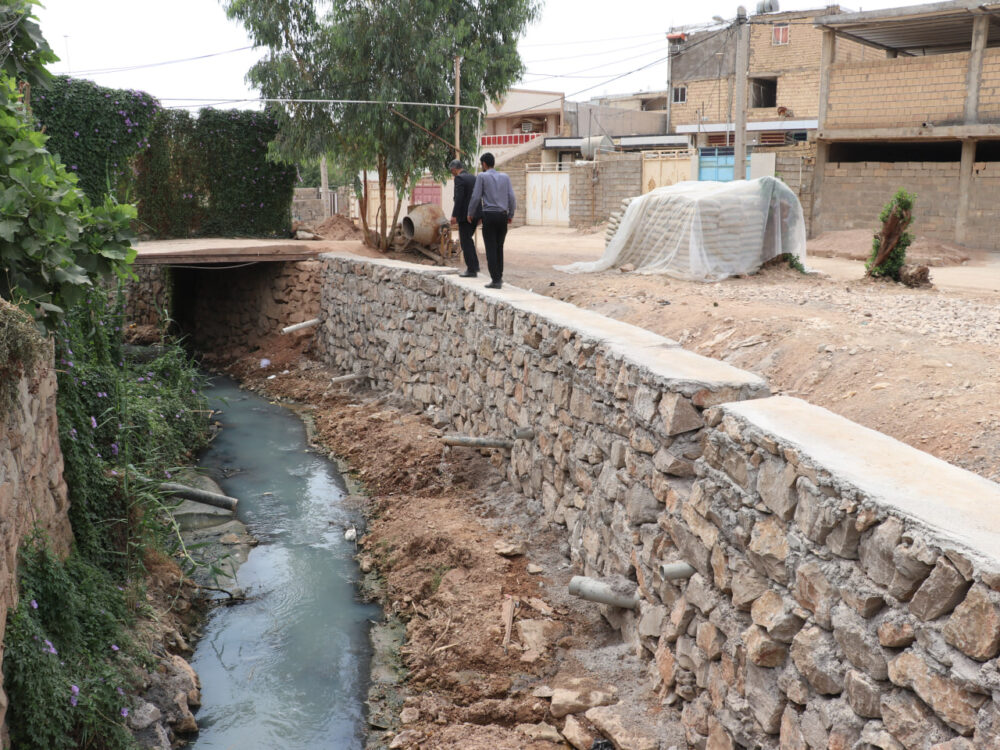 روند اجرای عملیات لایروبی و احداث دیوار حائل در محله نفتک با جدیت ادامه دارد