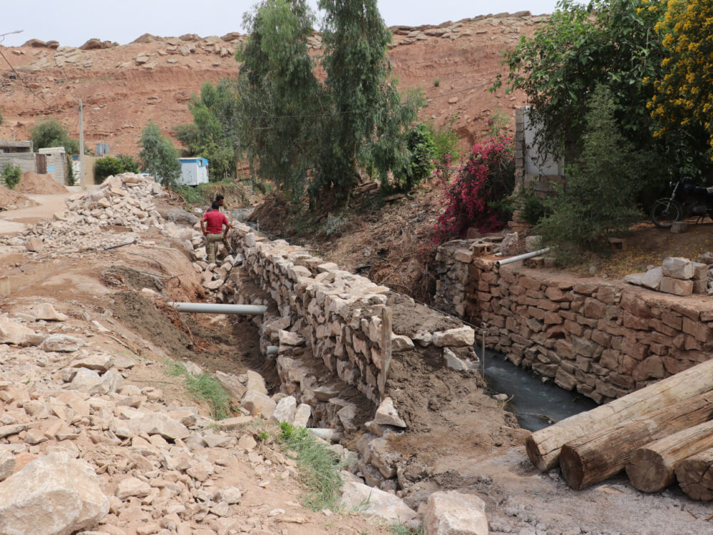 روند اجرای عملیات لایروبی و احداث دیوار حائل در محله نفتک با جدیت ادامه دارد