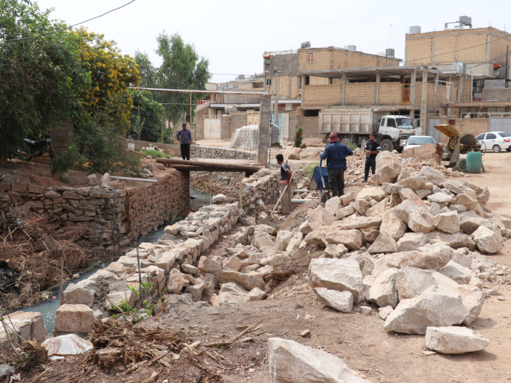 روند اجرای عملیات لایروبی و احداث دیوار حائل در محله نفتک با جدیت ادامه دارد