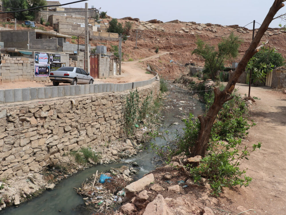 روند اجرای عملیات لایروبی و احداث دیوار حائل در محله نفتک با جدیت ادامه دارد