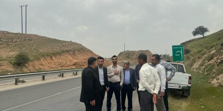 بازدید فرماندار شهرستان مسجدسلیمان از یک نقطه حادثه خیز جاده ای