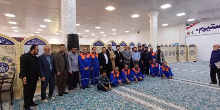 حضور شهردار و کارگران شهرداری مسجدسلیمان در نماز جمعه به مناسبت هفته کار و کارگر