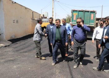 بازدید شهردار و فرماندار مسجدسلیمان از عملیات آسفالت منطقه کولرشاپ