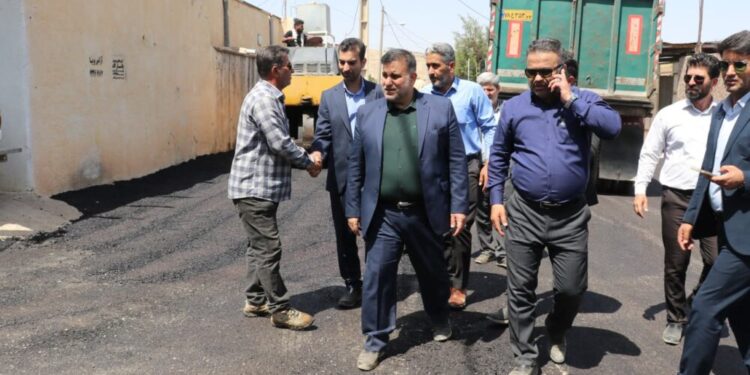 بازدید شهردار و فرماندار مسجدسلیمان از عملیات آسفالت منطقه کولرشاپ